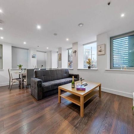 Appartement Sleep 7 20 Mins From London Waterloo Bp65 Extérieur photo