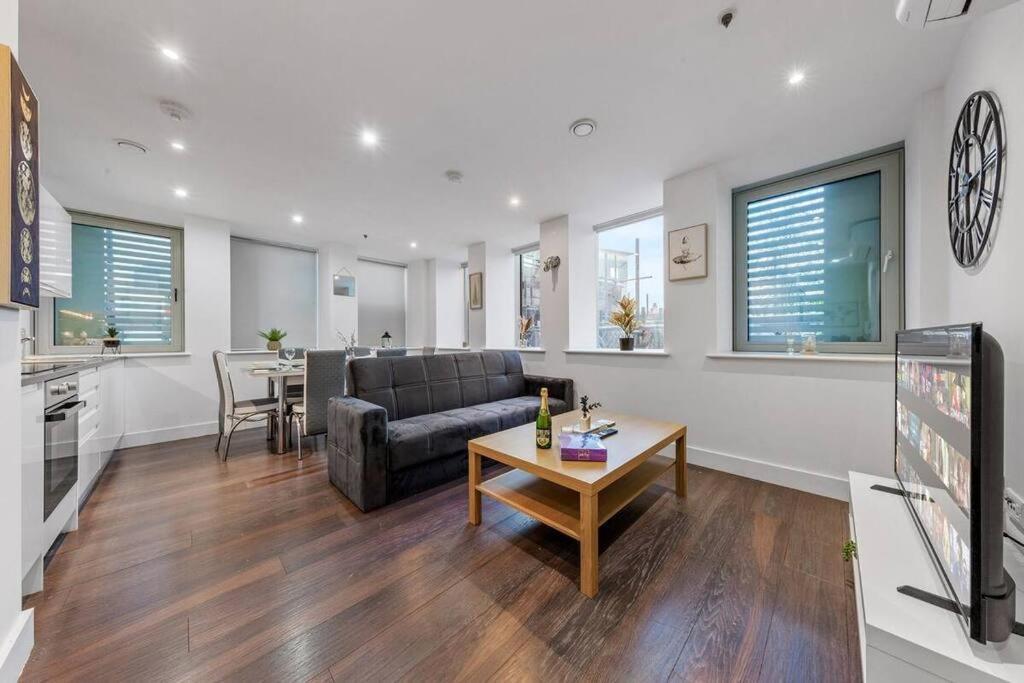 Appartement Sleep 7 20 Mins From London Waterloo Bp65 Extérieur photo