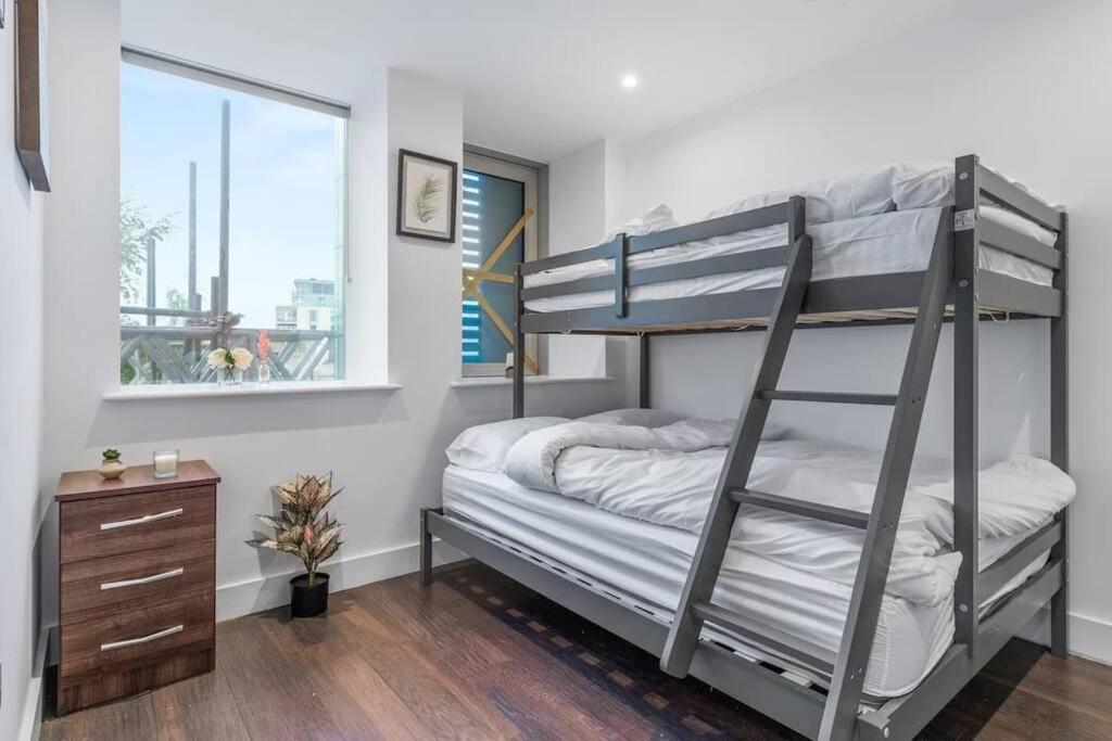 Appartement Sleep 7 20 Mins From London Waterloo Bp65 Extérieur photo