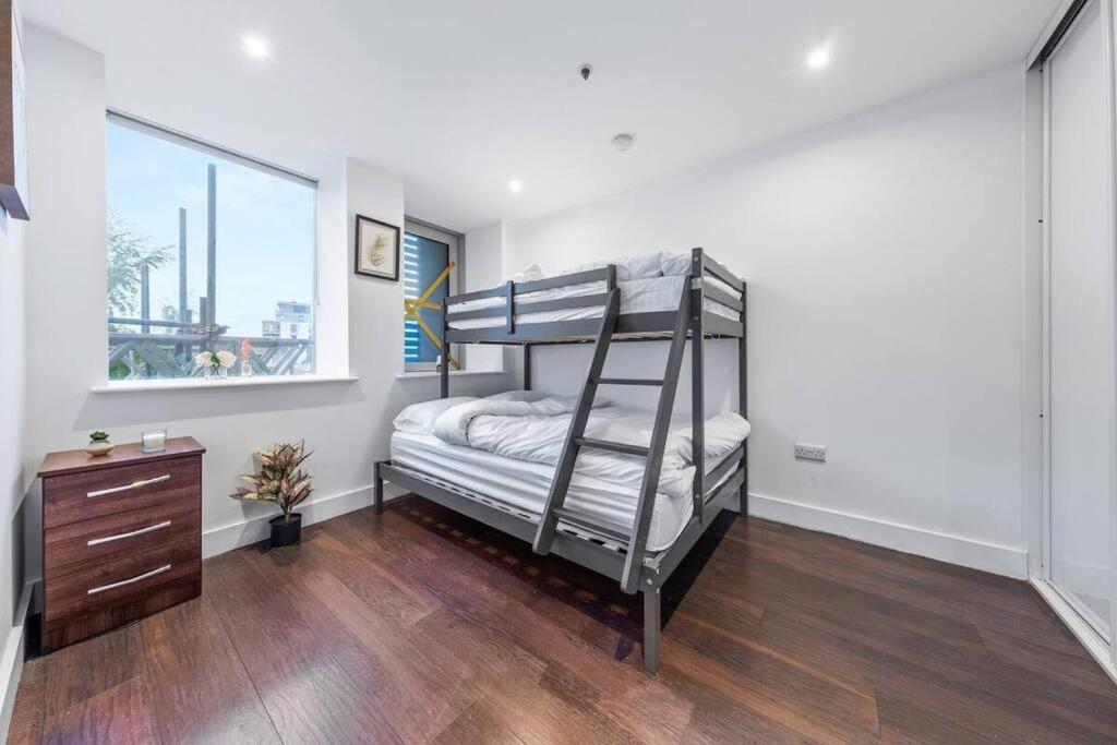 Appartement Sleep 7 20 Mins From London Waterloo Bp65 Extérieur photo