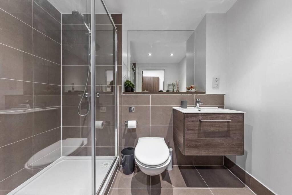 Appartement Sleep 7 20 Mins From London Waterloo Bp65 Extérieur photo