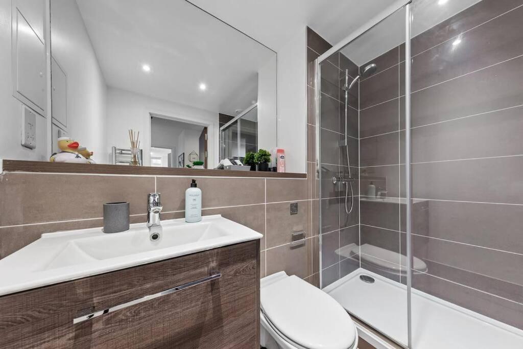 Appartement Sleep 7 20 Mins From London Waterloo Bp65 Extérieur photo