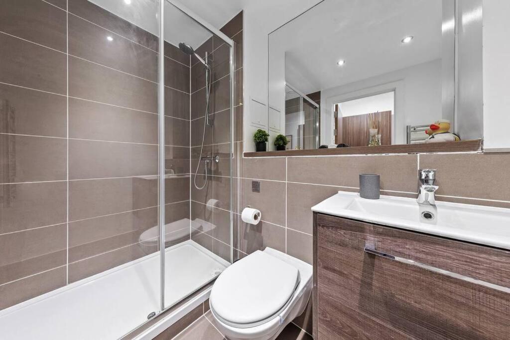 Appartement Sleep 7 20 Mins From London Waterloo Bp65 Extérieur photo