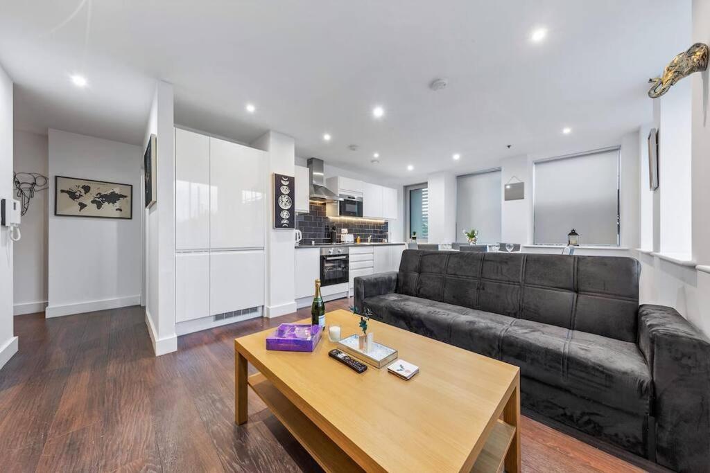 Appartement Sleep 7 20 Mins From London Waterloo Bp65 Extérieur photo