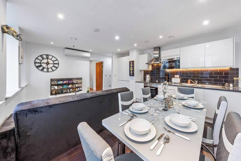 Appartement Sleep 7 20 Mins From London Waterloo Bp65 Extérieur photo
