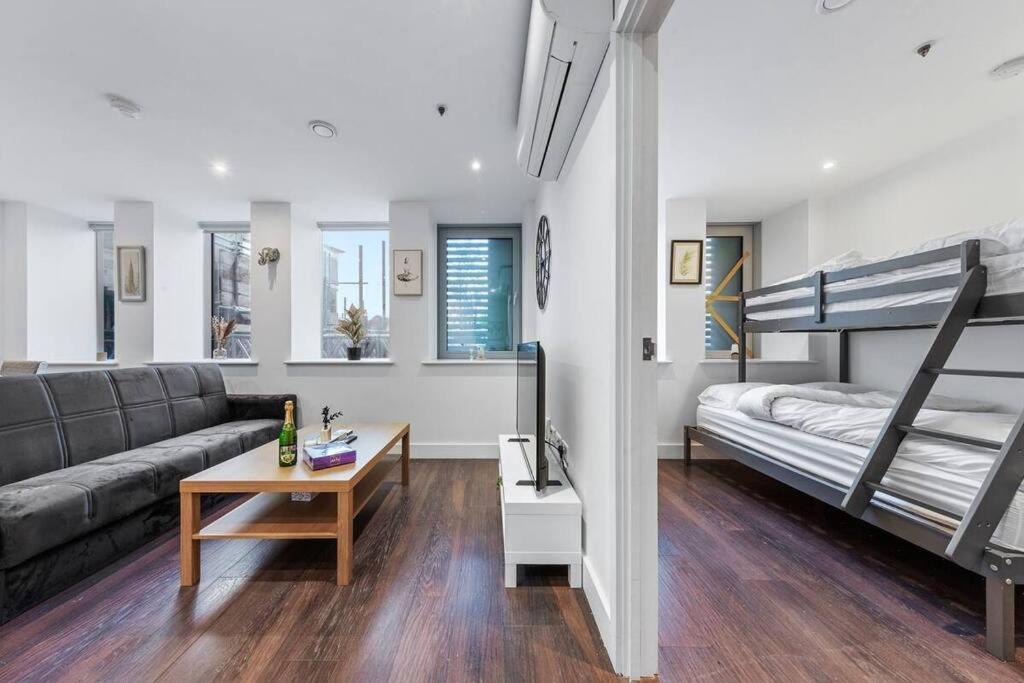 Appartement Sleep 7 20 Mins From London Waterloo Bp65 Extérieur photo
